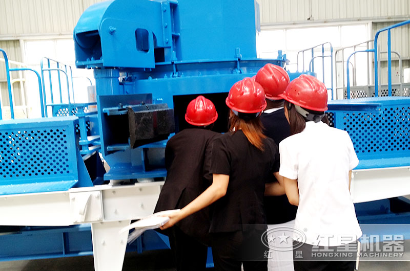 遼寧大連用戶(hù)來(lái)廠(chǎng)考察選購立軸沖擊式破碎機