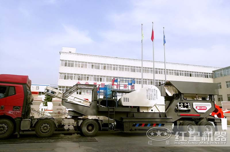 移動(dòng)碎石機掛上車(chē)頭