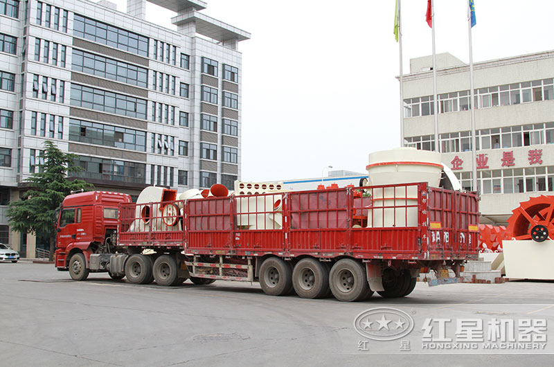 紅星石灰石雷蒙磨設備發(fā)貨現場(chǎng)