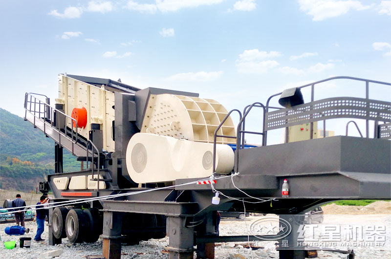 移動(dòng)磕石機安設現場(chǎng)