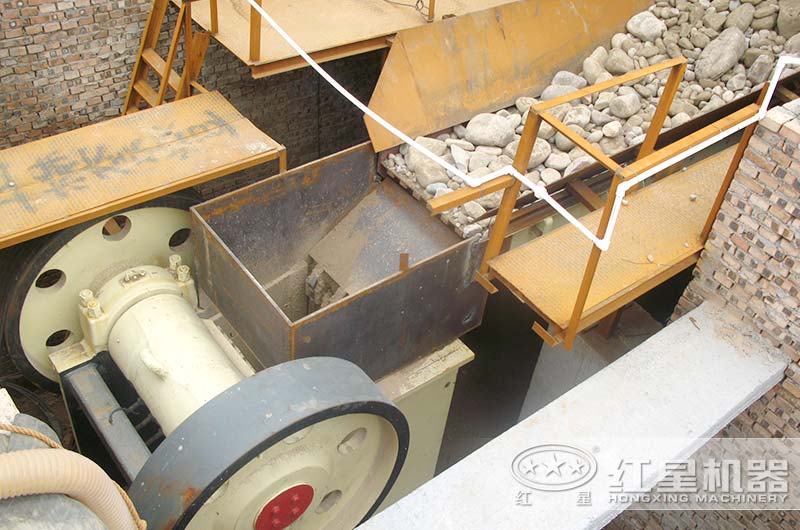 頭破碎沙設備顎破處理鵝卵石現場(chǎng)