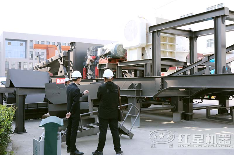 寧夏銀川用戶(hù)來(lái)廠(chǎng)考察選購碎石機