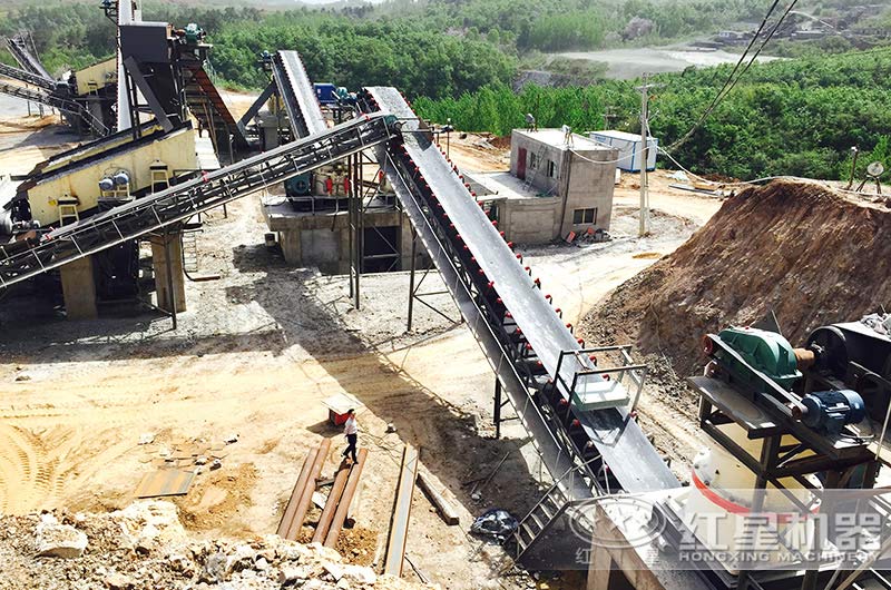 移動(dòng)碎石機和固定碎石機哪個(gè)好？話(huà)不多說(shuō)，上現場(chǎng)圖