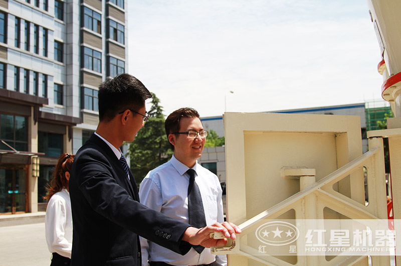 客戶(hù)來(lái)廠(chǎng)考察石灰石打粉機