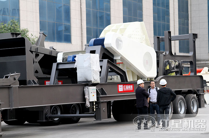 山東濟南用戶(hù)來(lái)廠(chǎng)考察選購大型移動(dòng)粉碎機