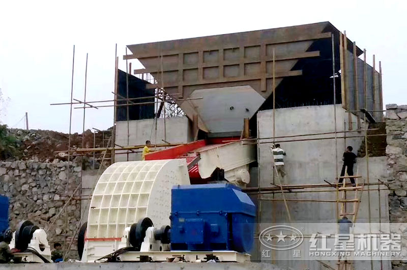 大型錘式粉石頭機安裝現場(chǎng)