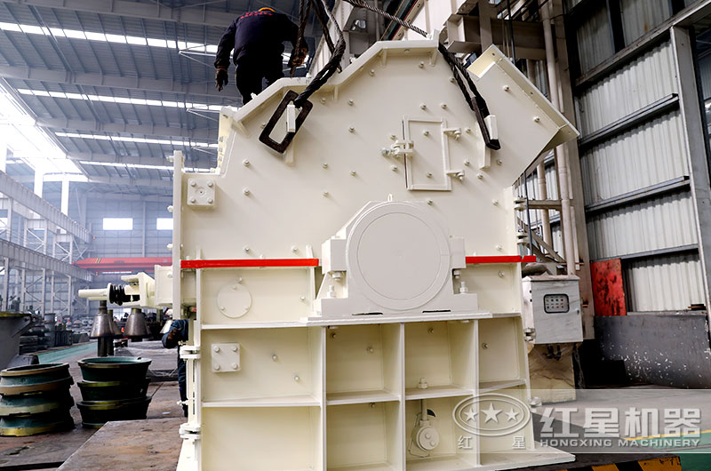 大型細碎機生產(chǎn)車(chē)間