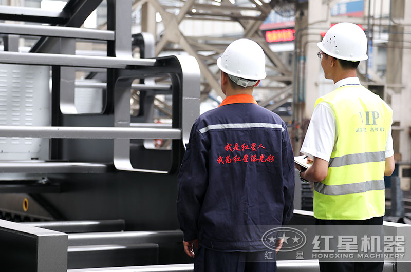 紅星工程師在做質(zhì)量檢測與數據對比