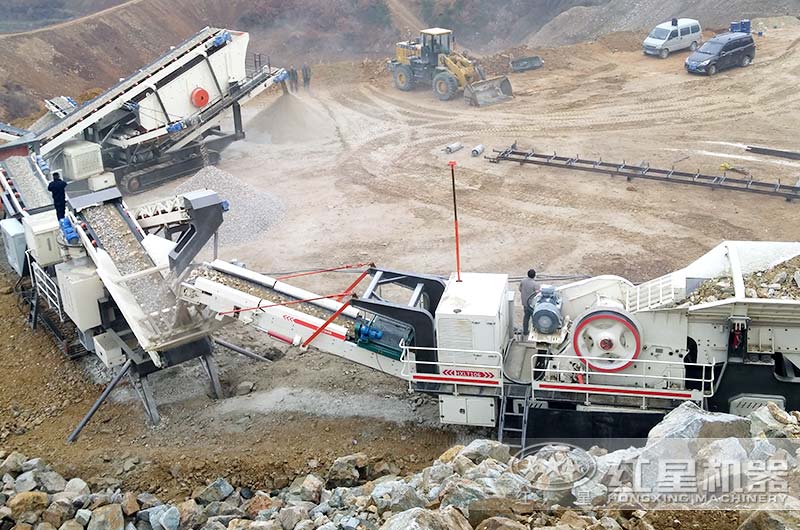 移動(dòng)破碎設備三機聯(lián)合作業(yè)生產(chǎn)現場(chǎng)