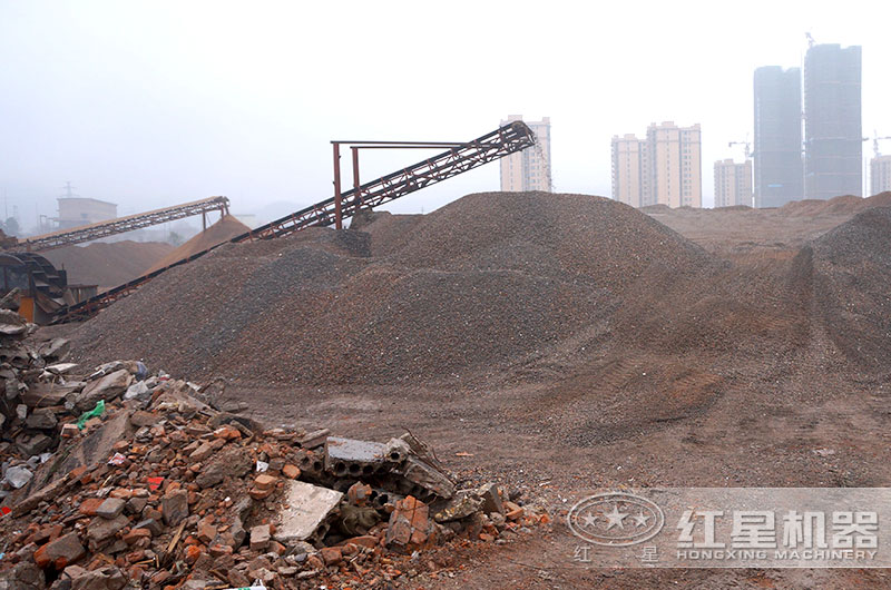 大型建筑垃圾做磚粉碎現場(chǎng)