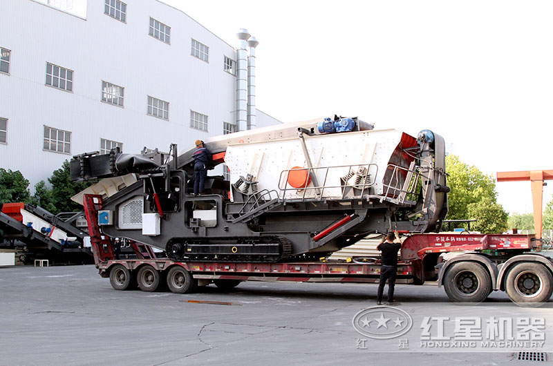 以工廠(chǎng)價(jià)出售的履帶移動(dòng)破碎機正在裝車(chē)