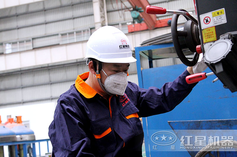 掌握先進(jìn)生產(chǎn)工藝的紅星機器生產(chǎn)車(chē)間