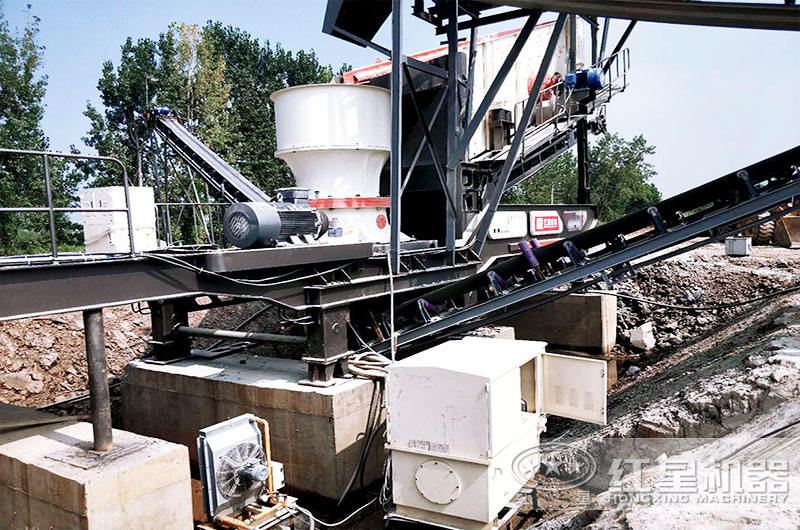 移動(dòng)圓錐破碎機碎石作業(yè)現場(chǎng)