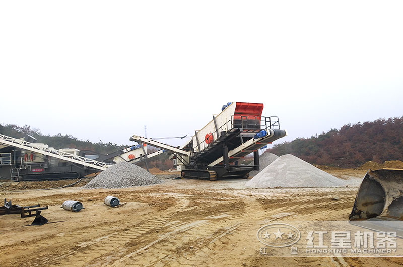 履帶移動(dòng)破石子機作業(yè)現場(chǎng)