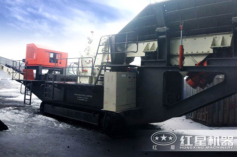 俄羅斯生產(chǎn)現場(chǎng)配置的二級破碎設備履帶式反擊粉碎機