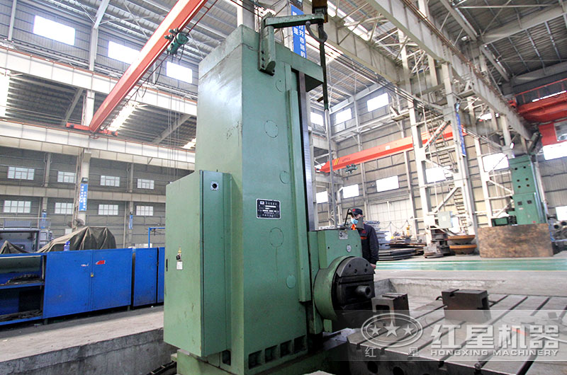 紅星機器技術(shù)人員正在熟練的操作著(zhù)設備