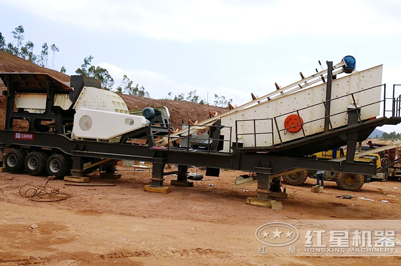 一次成型移動(dòng)錘式砂石機生產(chǎn)現場(chǎng)