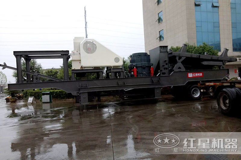 搭配兩臺主破碎機的四合一移動(dòng)破碎機