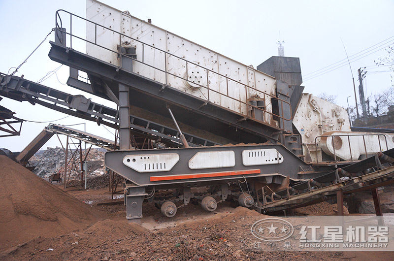 小型移動(dòng)式建筑垃圾粉碎機作業(yè)現場(chǎng)