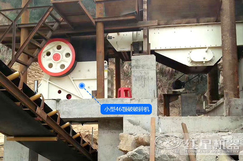 小型46鄂破破碎機作業(yè)客戶(hù)現場(chǎng)
