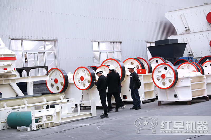 客戶(hù)來(lái)廠(chǎng)考察小型碎石機