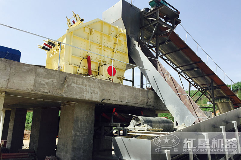 液壓反擊式破碎機作業(yè)現場(chǎng)