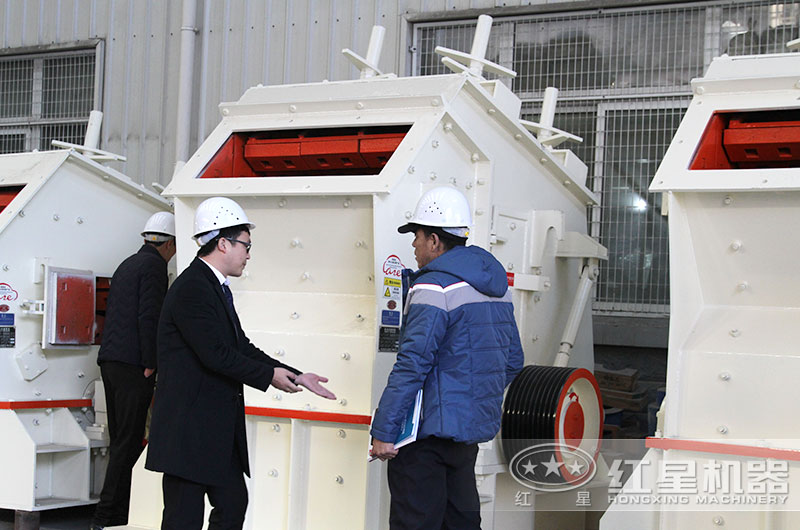 客戶(hù)來(lái)廠(chǎng)考察硬巖反擊破設備