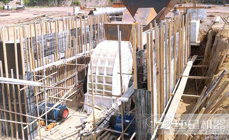 重錘式破碎機安裝現場(chǎng)