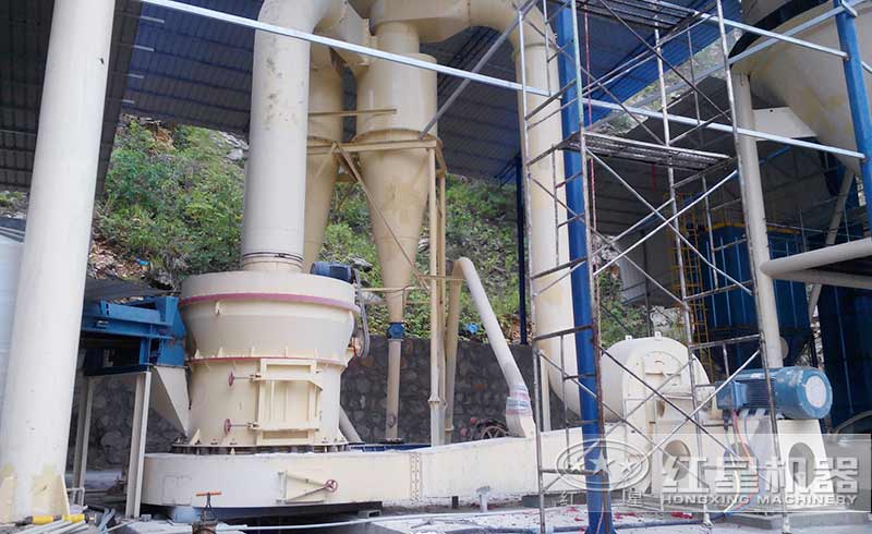 新型環(huán)保磨石粉的機器作業(yè)現場(chǎng)