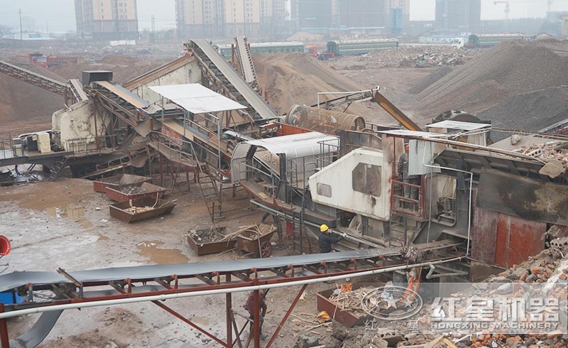 移動(dòng)式建筑垃圾再生原料機器生產(chǎn)現場(chǎng)