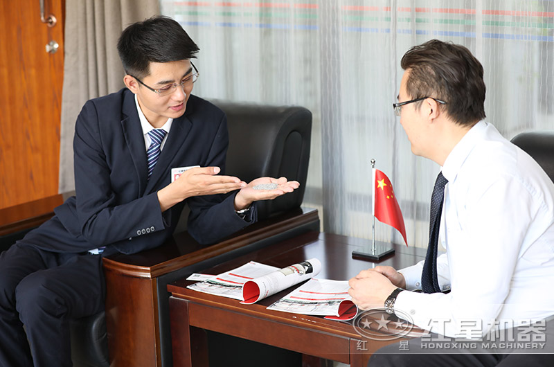 紅星產(chǎn)品經(jīng)理為來(lái)廠(chǎng)客戶(hù)詳細介紹05石子