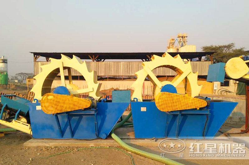 客戶(hù)兩臺單輪洗砂機正在安裝，多機聯(lián)合作業(yè)，清洗效果更好