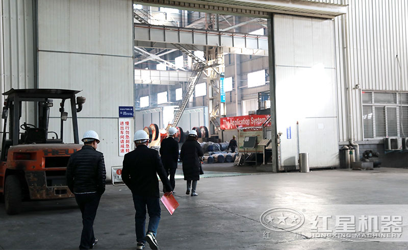 客戶(hù)來(lái)廠(chǎng)參觀(guān)移動(dòng)式制砂生產(chǎn)線(xiàn)