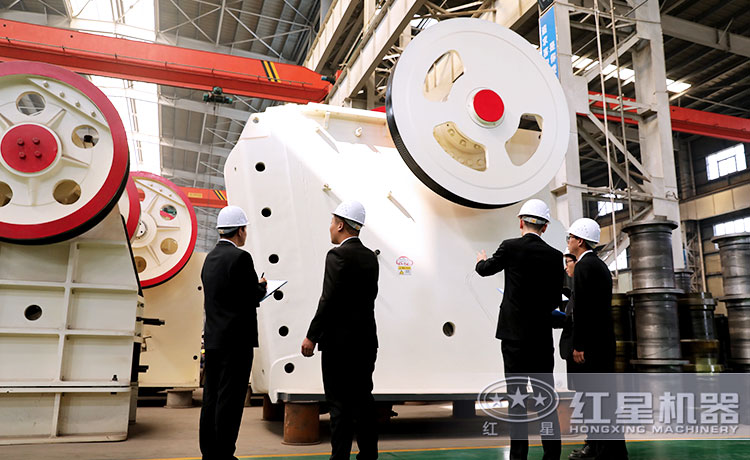 客戶(hù)來(lái)廠(chǎng)參觀(guān)大型顎式破碎機