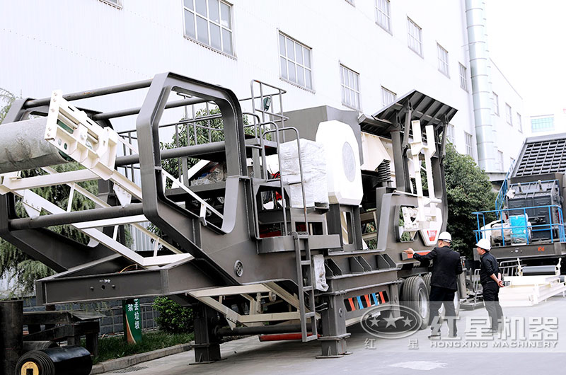 客戶(hù)來(lái)廠(chǎng)考察移動(dòng)碎石機