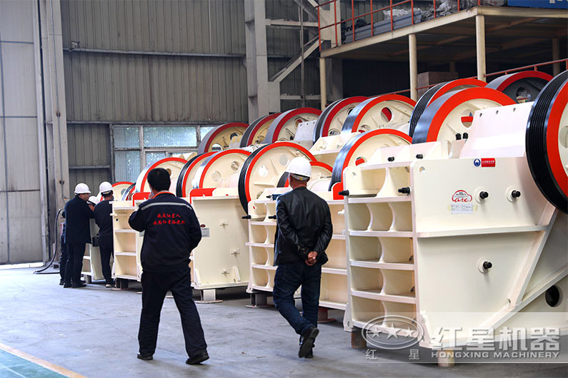 客戶(hù)來(lái)廠(chǎng)參觀(guān)顎式破碎機