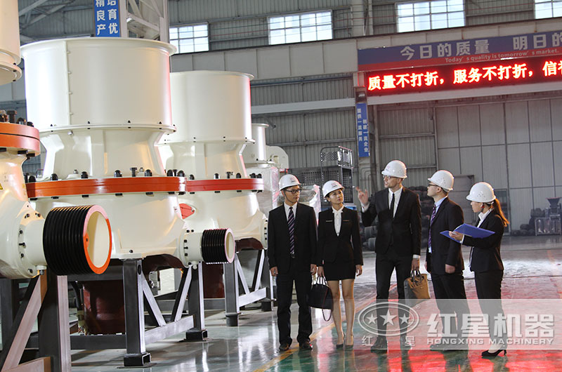 客戶(hù)來(lái)廠(chǎng)考察破碎機