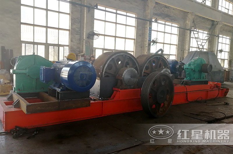 雙輥破碎機生產(chǎn)現場(chǎng)