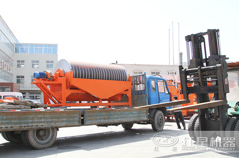 紅星磁選機裝車(chē)發(fā)貨中