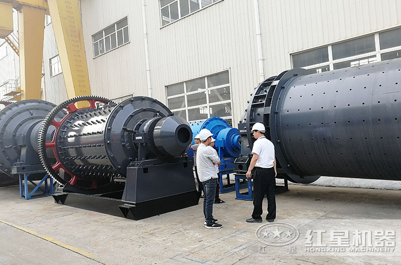 客戶(hù)來(lái)廠(chǎng)考察球磨機