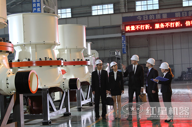 客戶(hù)來(lái)廠(chǎng)考察單缸圓錐破碎機