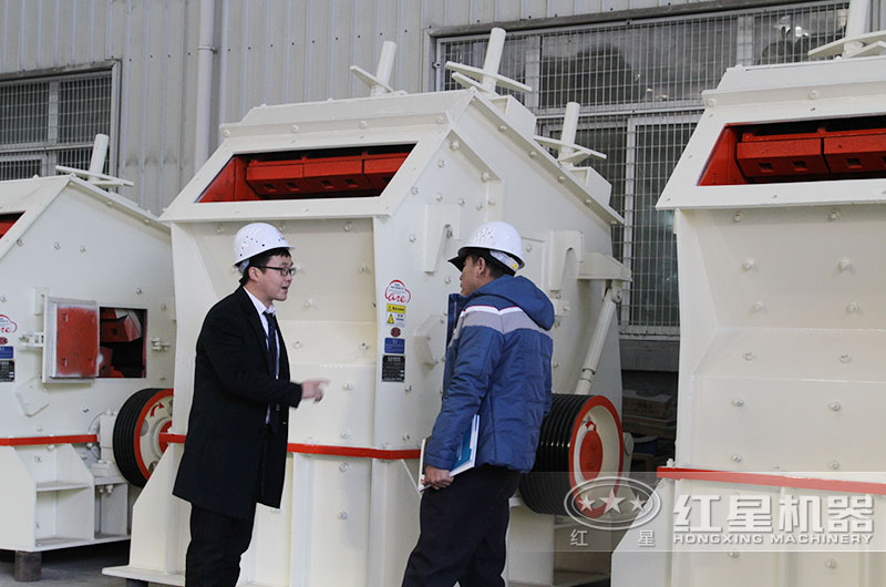 客戶(hù)來(lái)廠(chǎng)考察反擊式破碎機