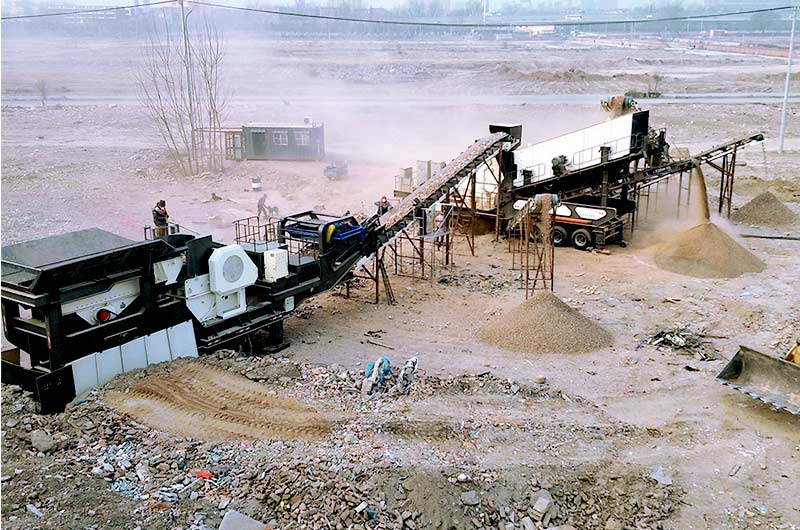 客戶(hù)移動(dòng)式建筑垃圾破碎站工作現場(chǎng)