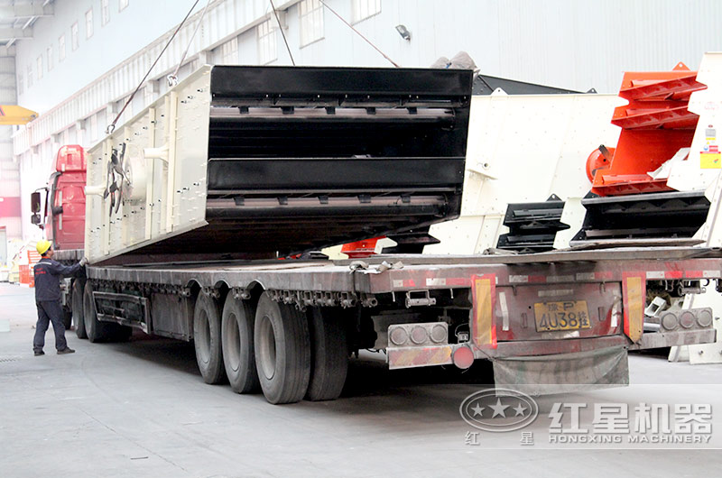 紅星機器圓振動(dòng)篩裝車(chē)發(fā)貨現場(chǎng)
