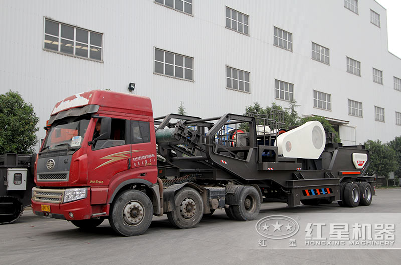 客戶(hù)移動(dòng)顎式破碎機發(fā)貨現場(chǎng)