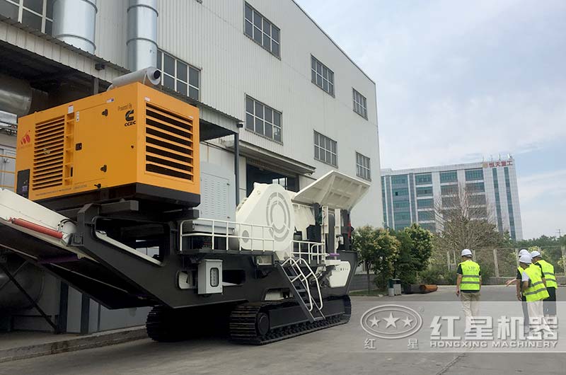 客戶(hù)來(lái)廠(chǎng)考察履帶建筑垃圾破碎站