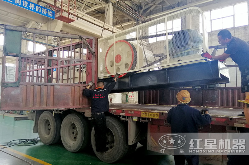 河南紅星對輥式制砂機又發(fā)貨啦！