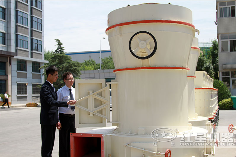 客戶(hù)來(lái)廠(chǎng)考察雷蒙磨粉機