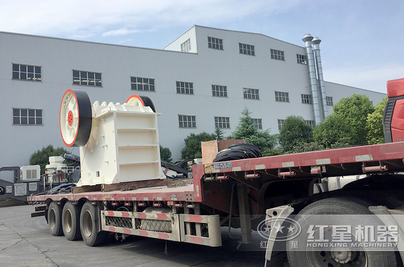 客戶(hù)訂購的顎式破碎機正在裝車(chē)