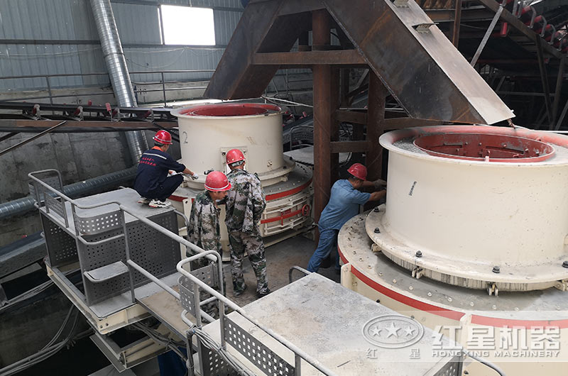 紅星技術(shù)師在現場(chǎng)為用戶(hù)安裝調試設備